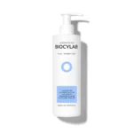 Poste de travail dans le laboratoire Biocylab, dédié à la recherche et au développement de produits cosmétiques innovants.