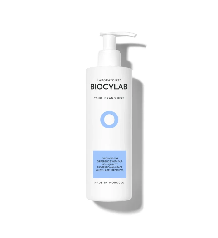 Étape de production dans le laboratoire Biocylab, dédiée à la création de soins cosmétiques haut de gamme.