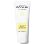 Étape de production dans le laboratoire Biocylab, dédiée à la création de soins cosmétiques haut de gamme.