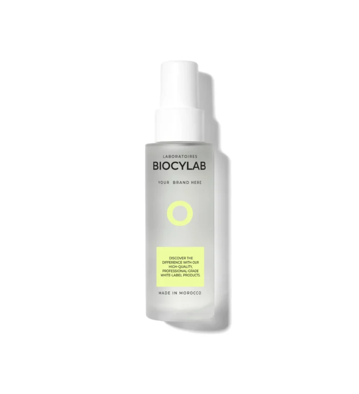 Poste de travail dans le laboratoire Biocylab, dédié à la recherche et au développement de produits cosmétiques innovants.