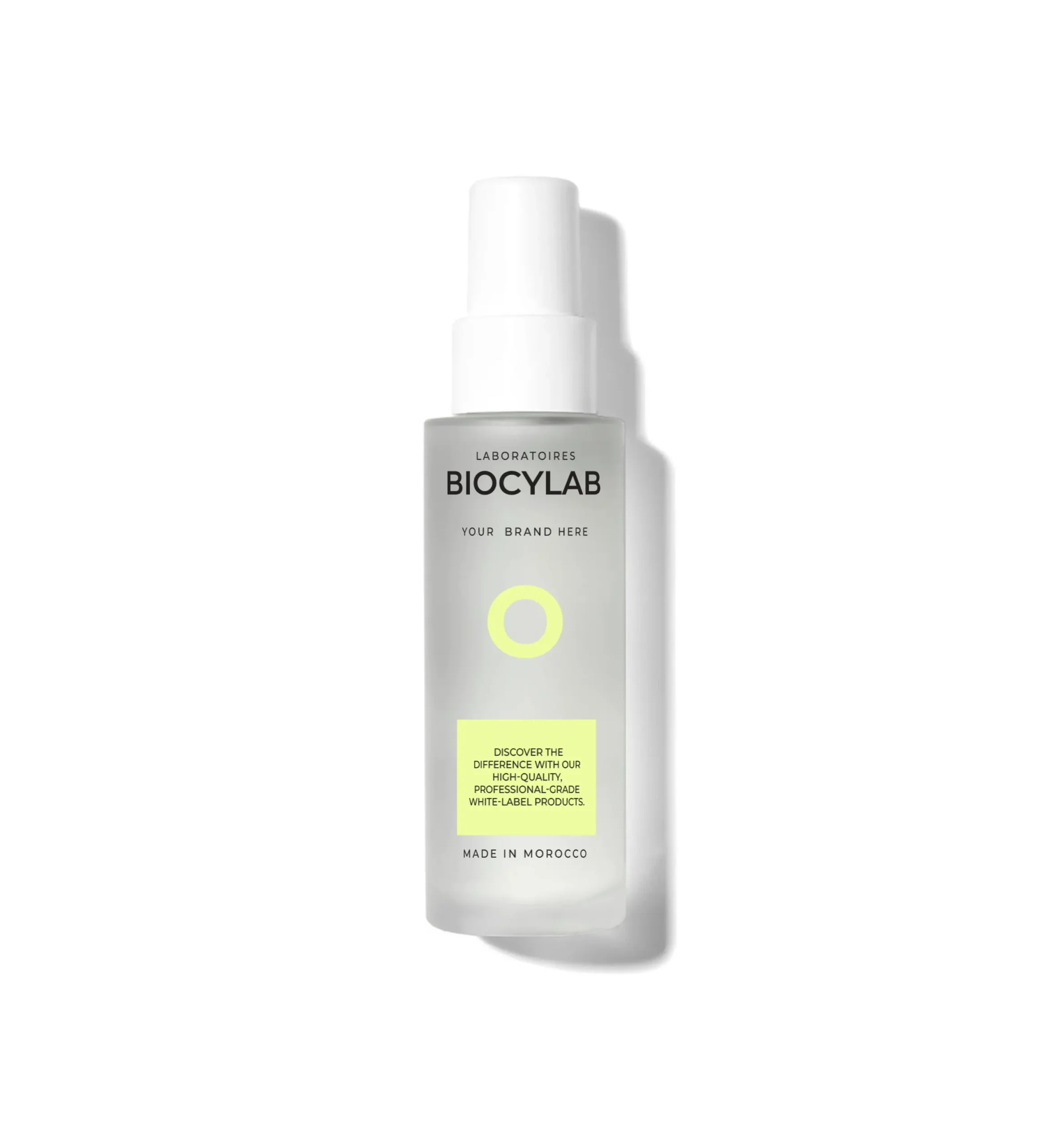 Poste de travail dans le laboratoire Biocylab, dédié à la recherche et au développement de produits cosmétiques innovants.