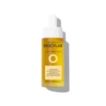 Poste de travail dans le laboratoire Biocylab, dédié à la recherche et au développement de produits cosmétiques innovants.