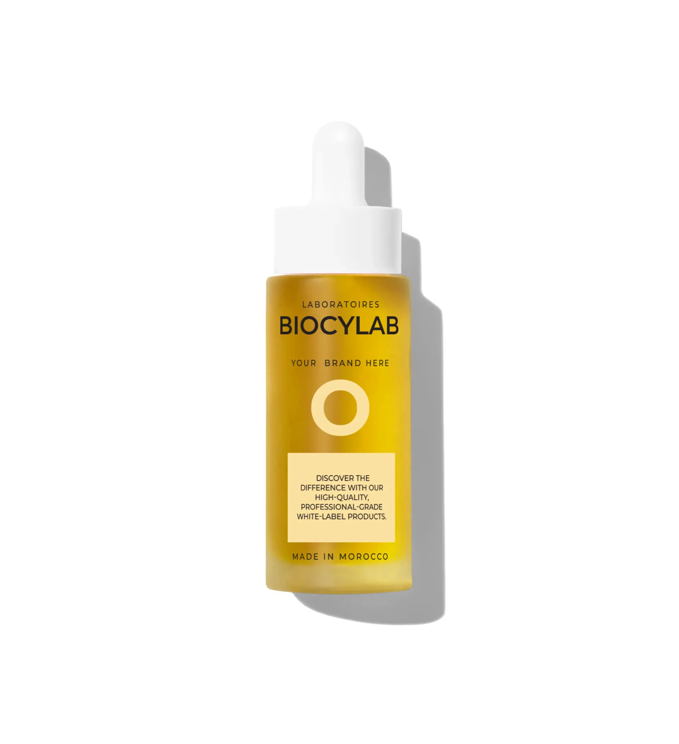 Poste de travail dans le laboratoire Biocylab, dédié à la recherche et au développement de produits cosmétiques innovants.