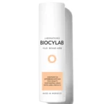 Poste de travail dans le laboratoire Biocylab, dédié à la recherche et au développement de produits cosmétiques innovants.