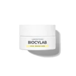 Vue d'une station de travail dans le laboratoire Biocylab, où sont développés des produits cosmétiques innovants.