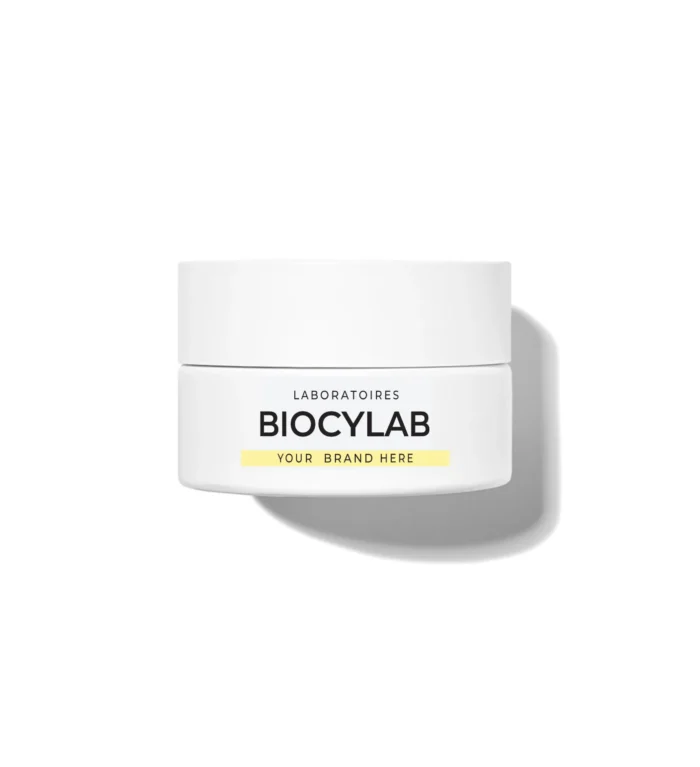 Processus de fabrication des produits cosmétiques dans le laboratoire Biocylab, garantissant qualité et innovation.