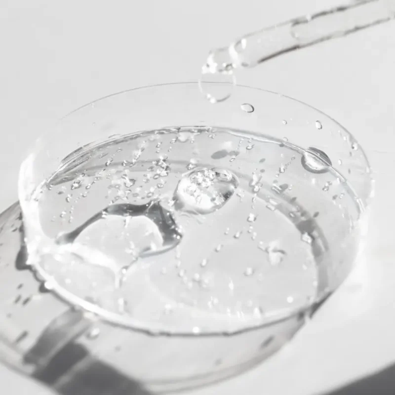 Acide hyaluronique, actif hydratant utilisé dans les soins cosmétiques de Biocylab pour repulper et hydrater en profondeur la peau.