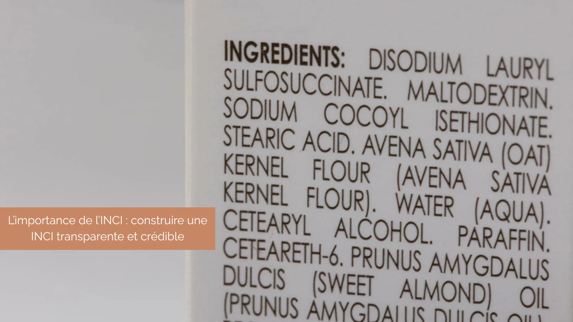 Gros plan sur une étiquette cosmétique listant les ingrédients INCI d’un produit de soin.