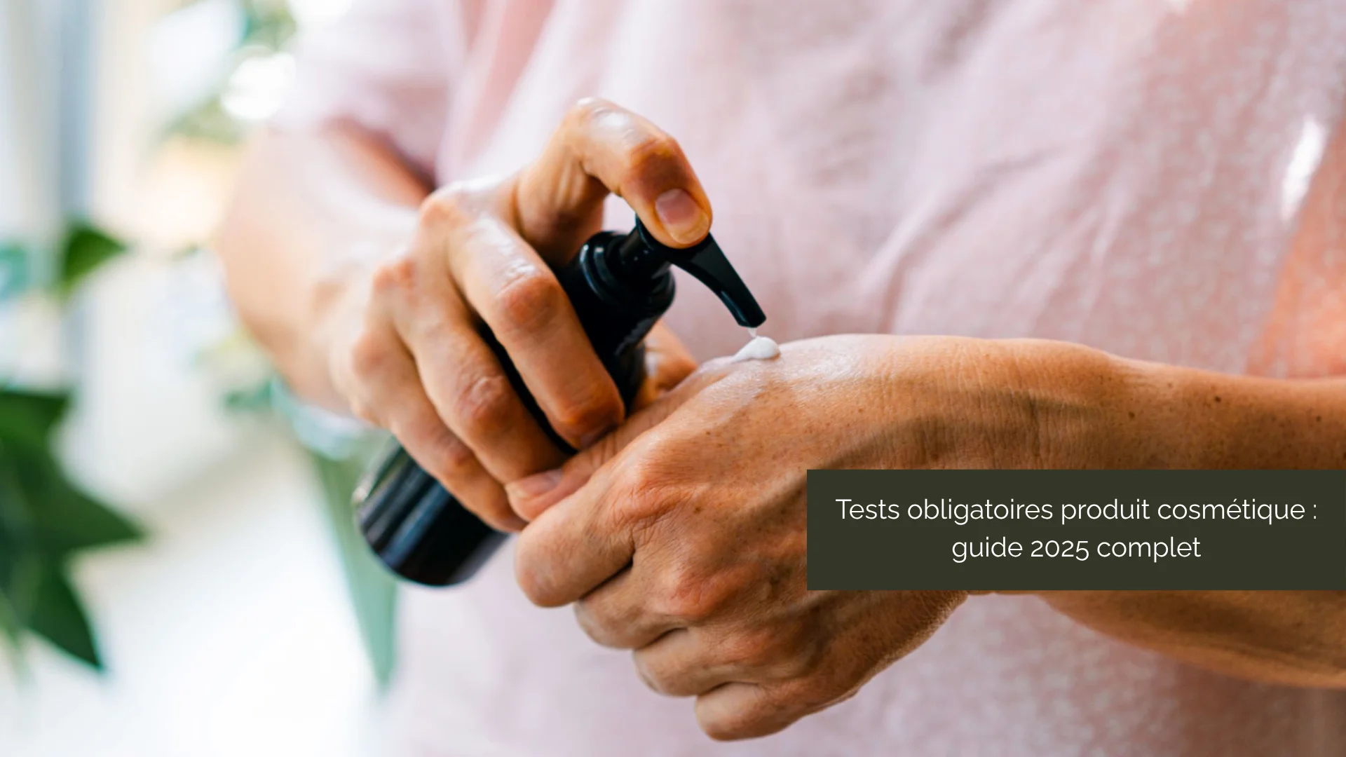 Une personne applique une crème à l’aide d’un flacon pompe, illustrant les tests obligatoires pour les produits cosmétiques en 2025.