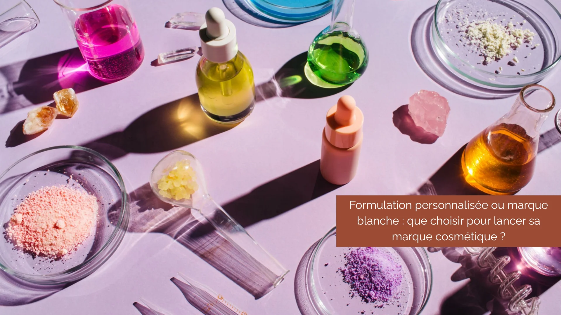 Formules cosmétiques en laboratoire illustrant la différence entre formulation personnalisée et marque blanche