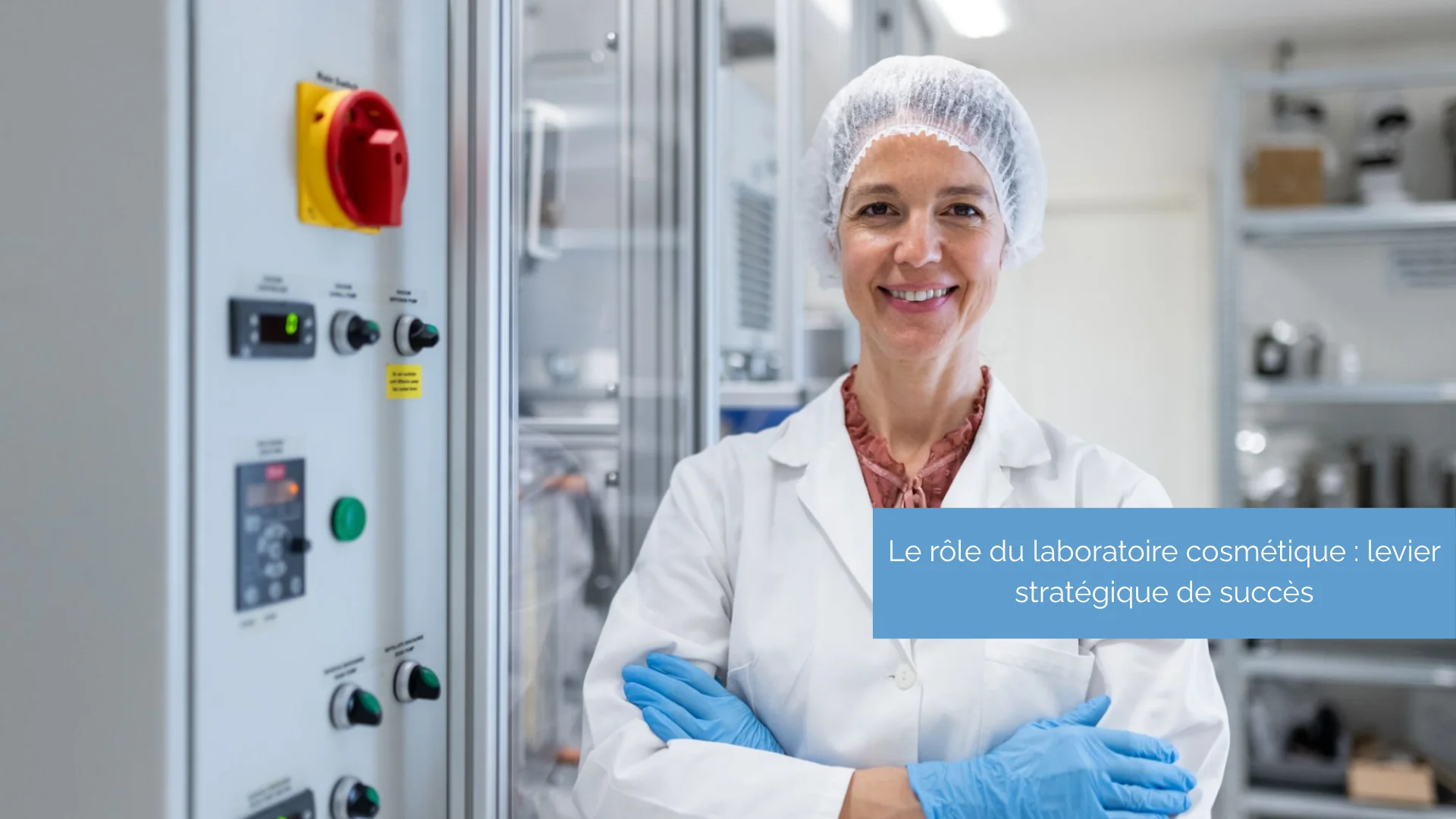 Technicienne en blouse et gants dans un laboratoire cosmétique moderne